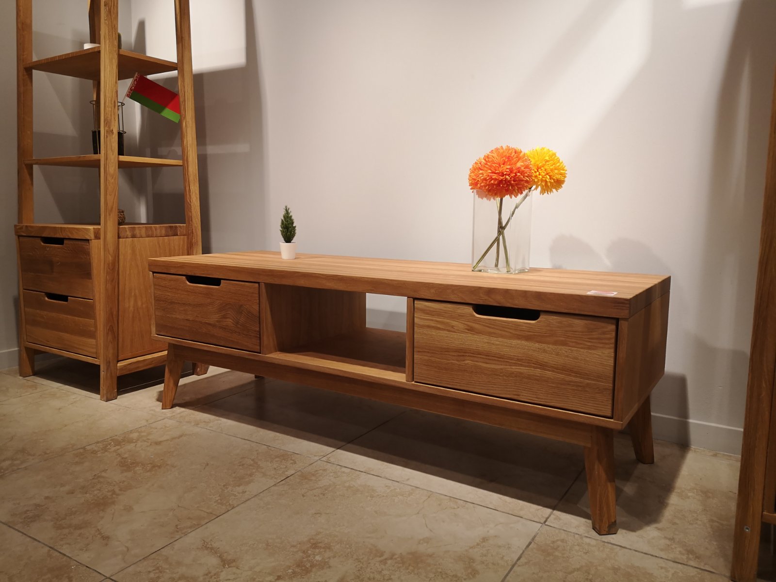 მასიური ხის ტელევიზორის ტუმბო "დონატა 9"